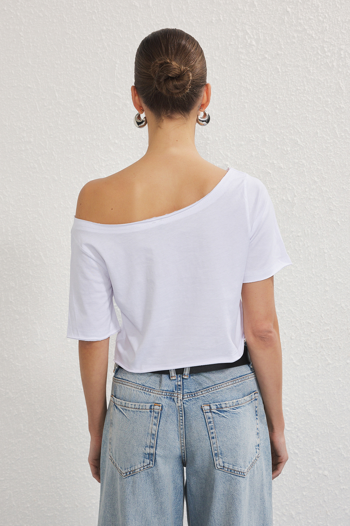 Trendyolmilla  Siyah-Beyaz 2'li Paket %100 Pamuk Asimetrik Kayık Yaka Crop Örme T-Shirt TWOSS25TS00194 - Görsel 4