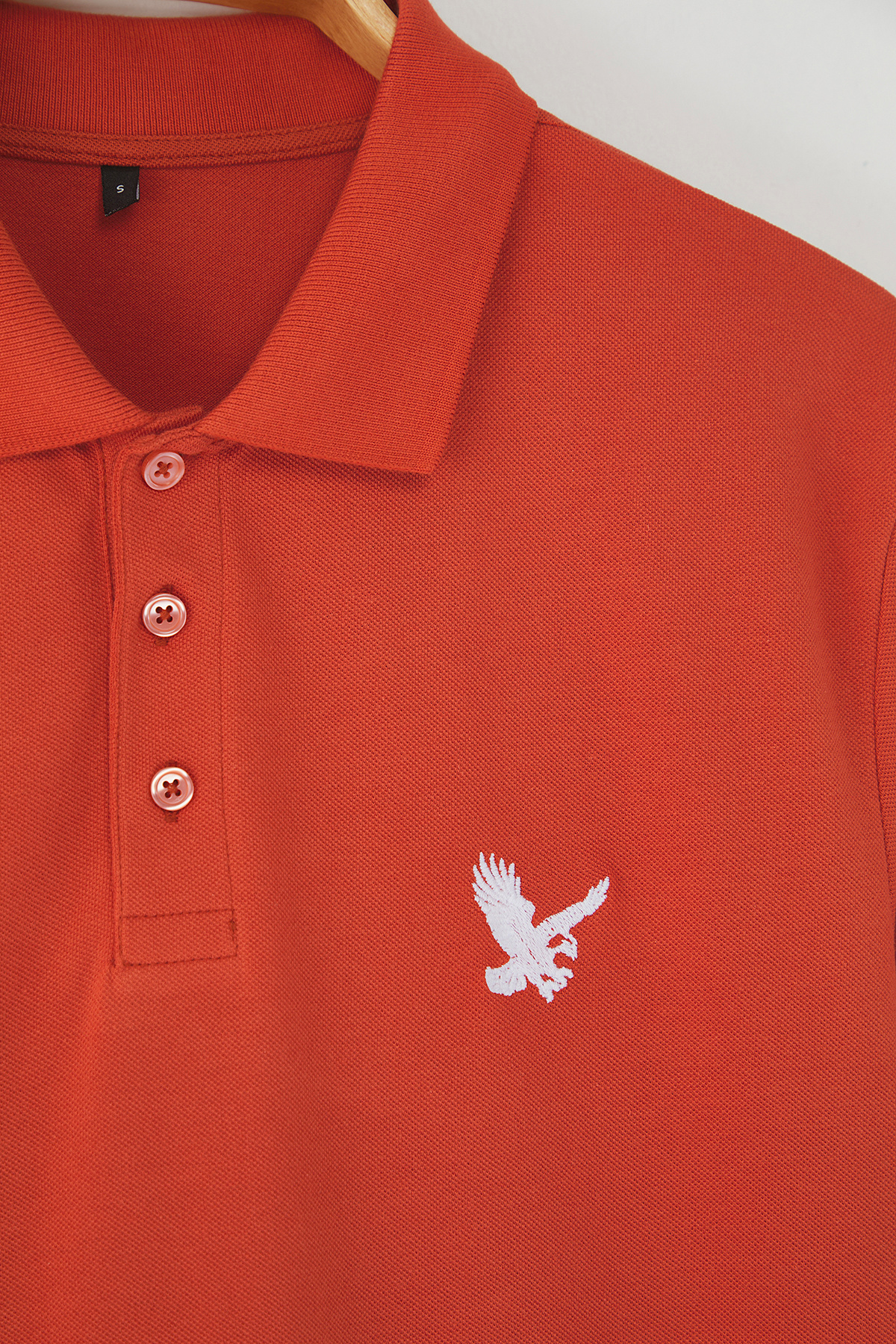 Trendyol Collection-Červené tričko Regular/Normal Cut Eagle s detailní výšivkou Polo výstřih TMNSS25PO00017 3