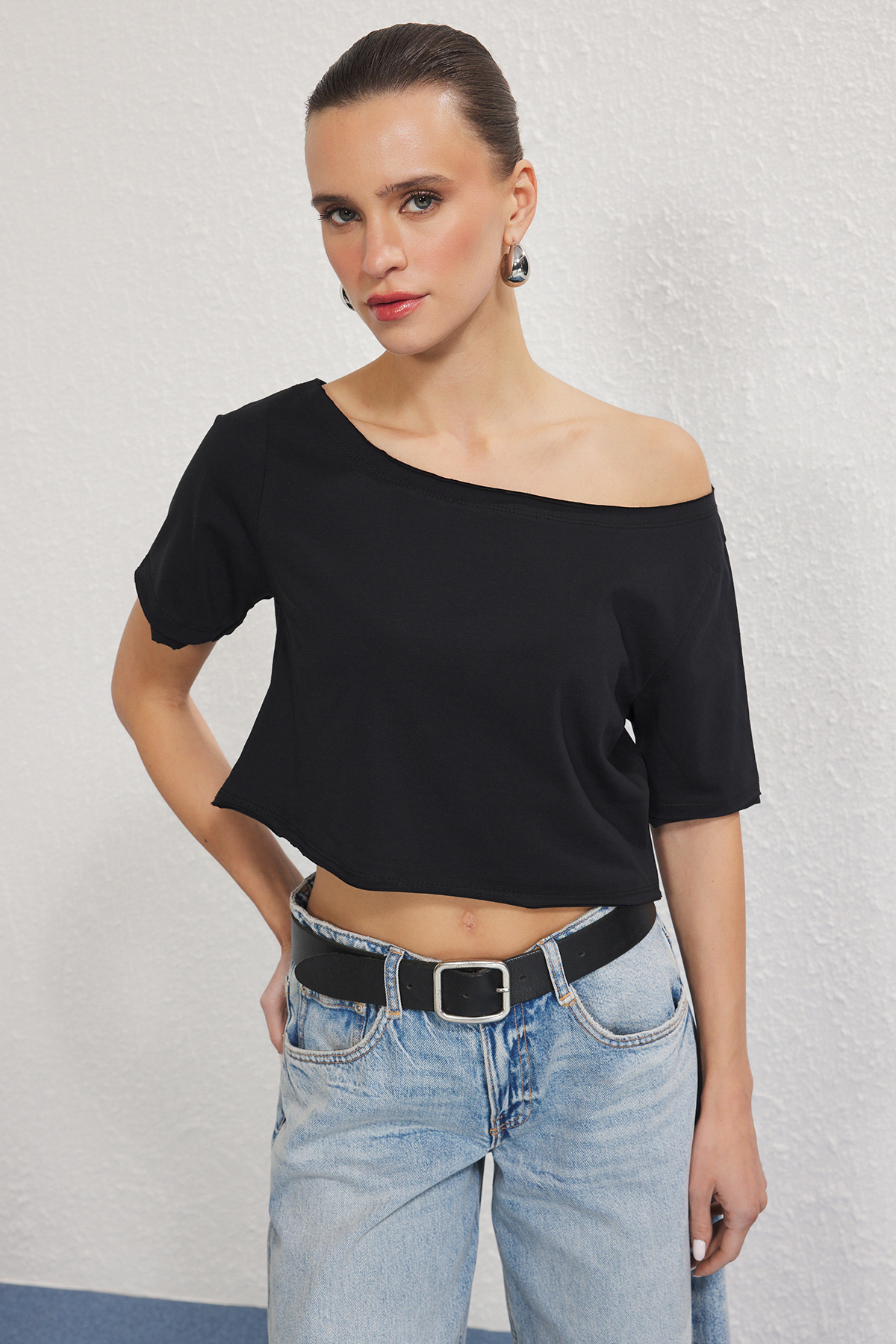 Trendyolmilla  Siyah-Beyaz 2'li Paket %100 Pamuk Asimetrik Kayık Yaka Crop Örme T-Shirt TWOSS25TS00194 - Görsel 5
