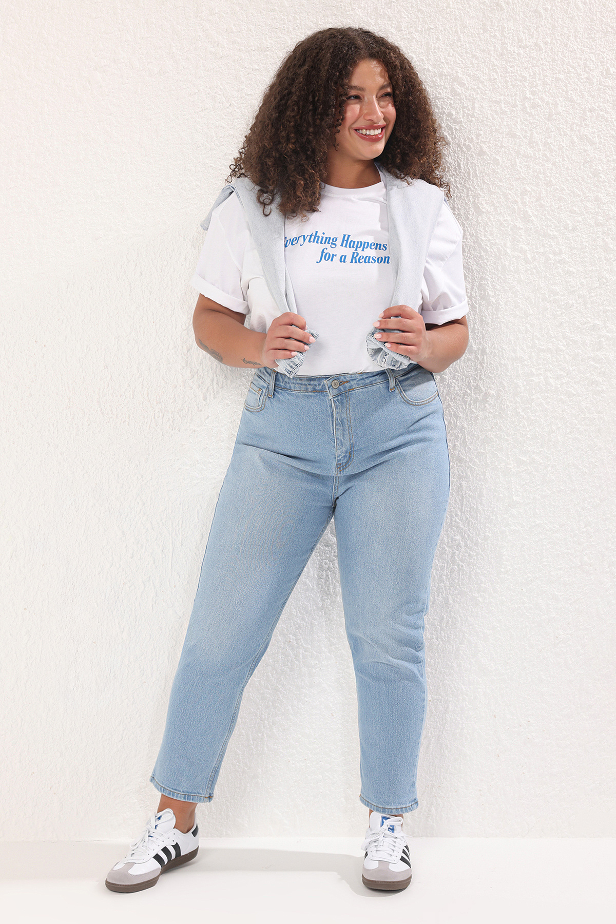 Trendyol Curve Modré džíny s vysokým pasem Comfort Mom Fit Plus velikosti TBBSS25CJ00004