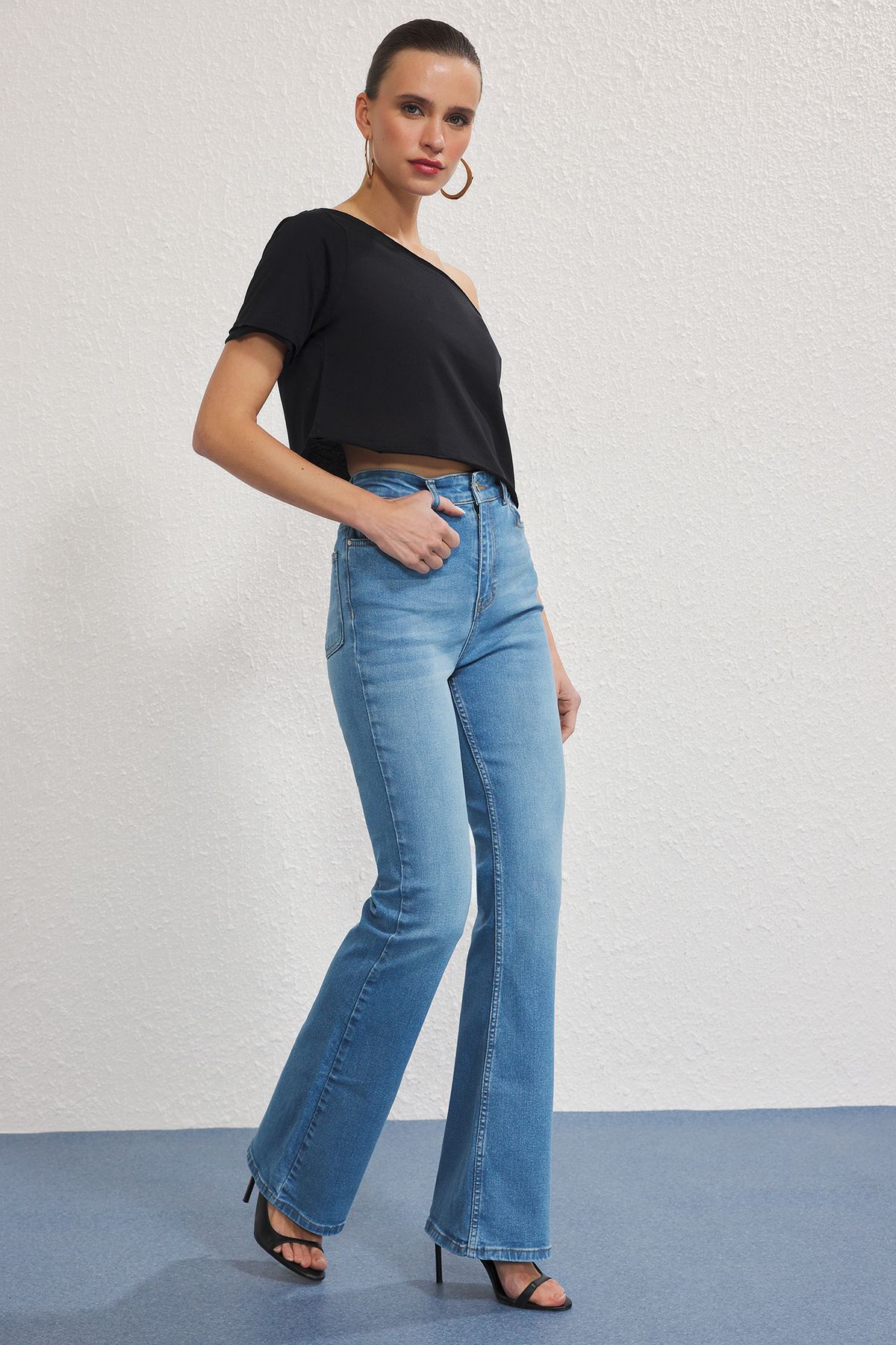 Trendyol Collection Jasnoniebieskie Jeansy Dzwony Z Wysokim Stanem Kobieta - 42