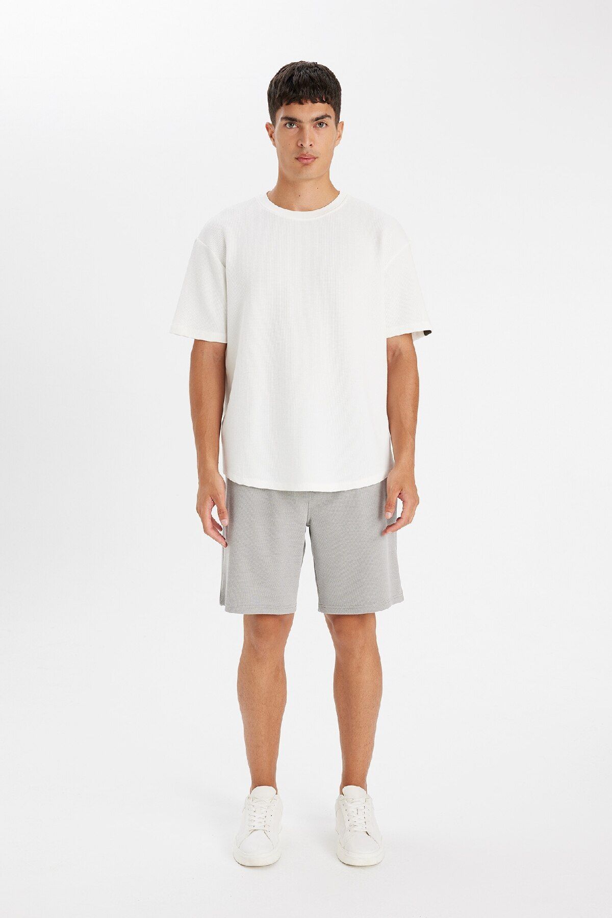 DeFacto-Basic Straight Shorts with Regular Fit Pockets D7925Ax24Sm 2