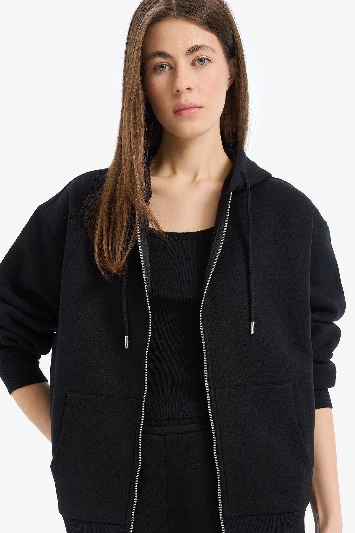 DeFacto-Schwarzes „Zurück zur Schule“-Relax-Fit-Kapuzenpullover, dickes Basic-Sweatshirt mit gerader Tasche und Reißverschluss, D8717ax24wn 4
