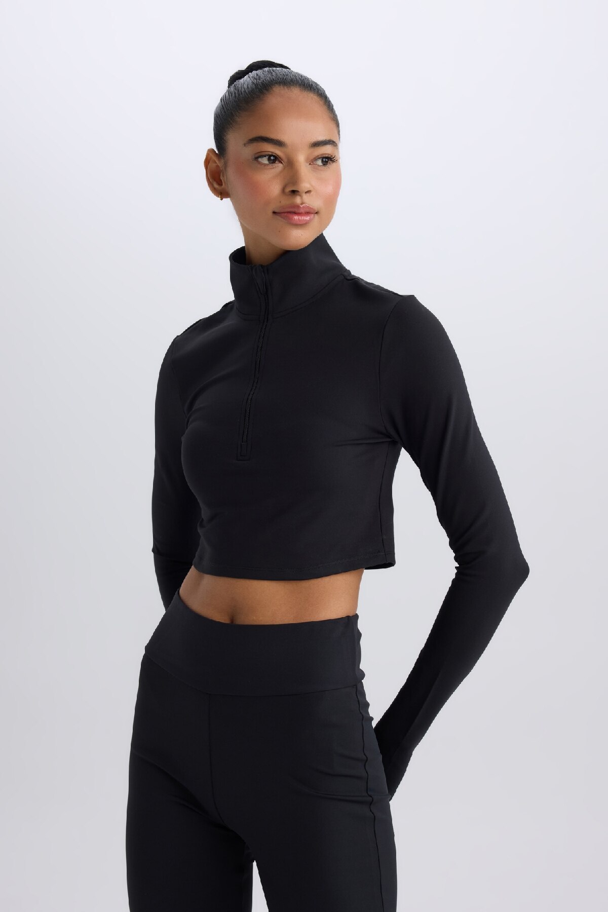 DeFacto Slim Fit Dar Kesim Fermuarlı Dik Yaka Sporcu Uzun Kollu Tişört W0343AZ25AU görsel 3