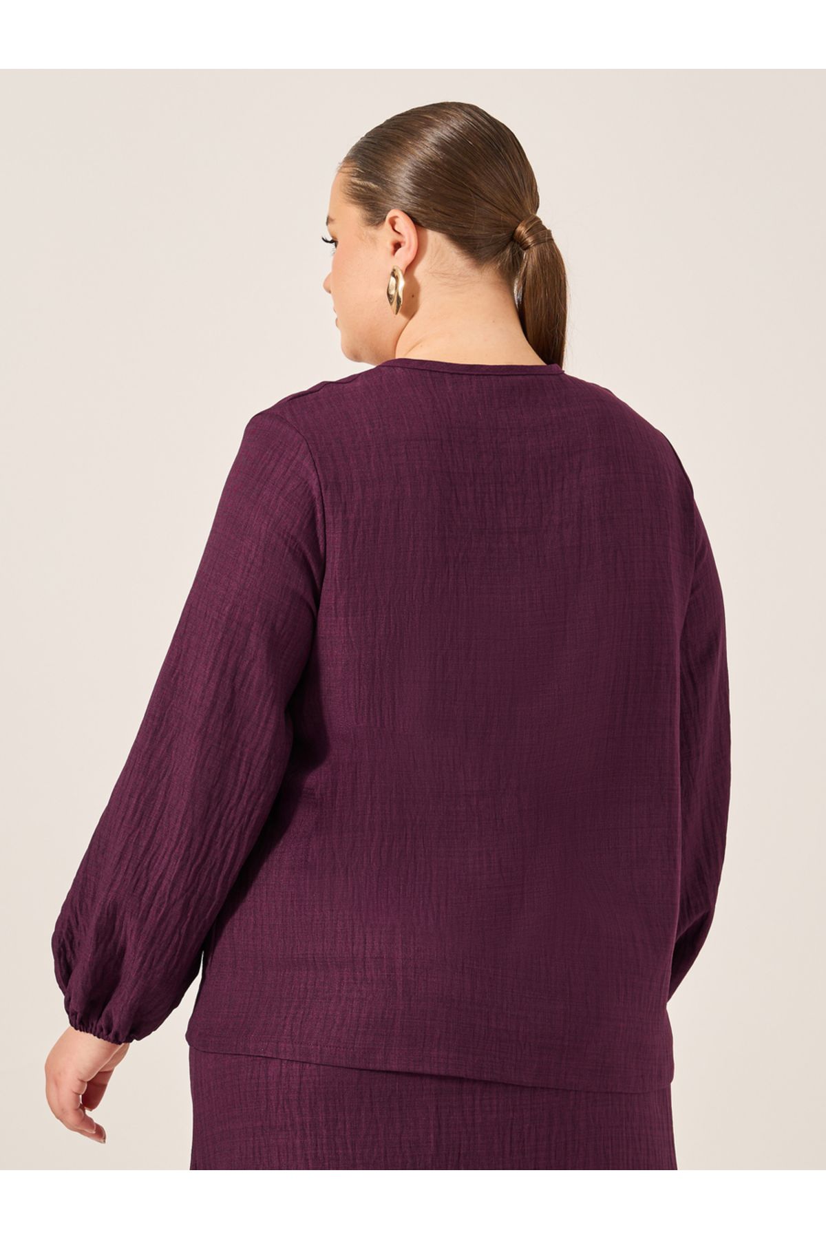 Styli-Plus Size Textured Balloon Sleeve Blouse with Tie-Up Detail 4