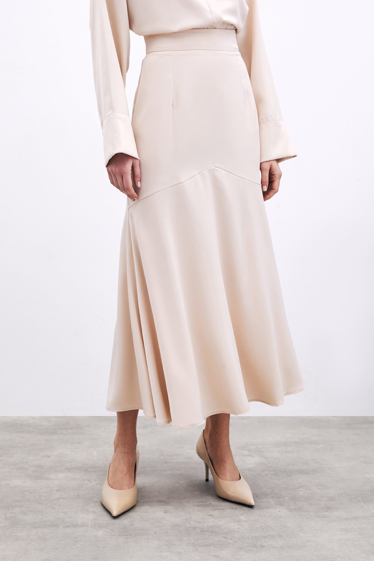 Sateen-Fusta din satin cu decupaj bej 3
