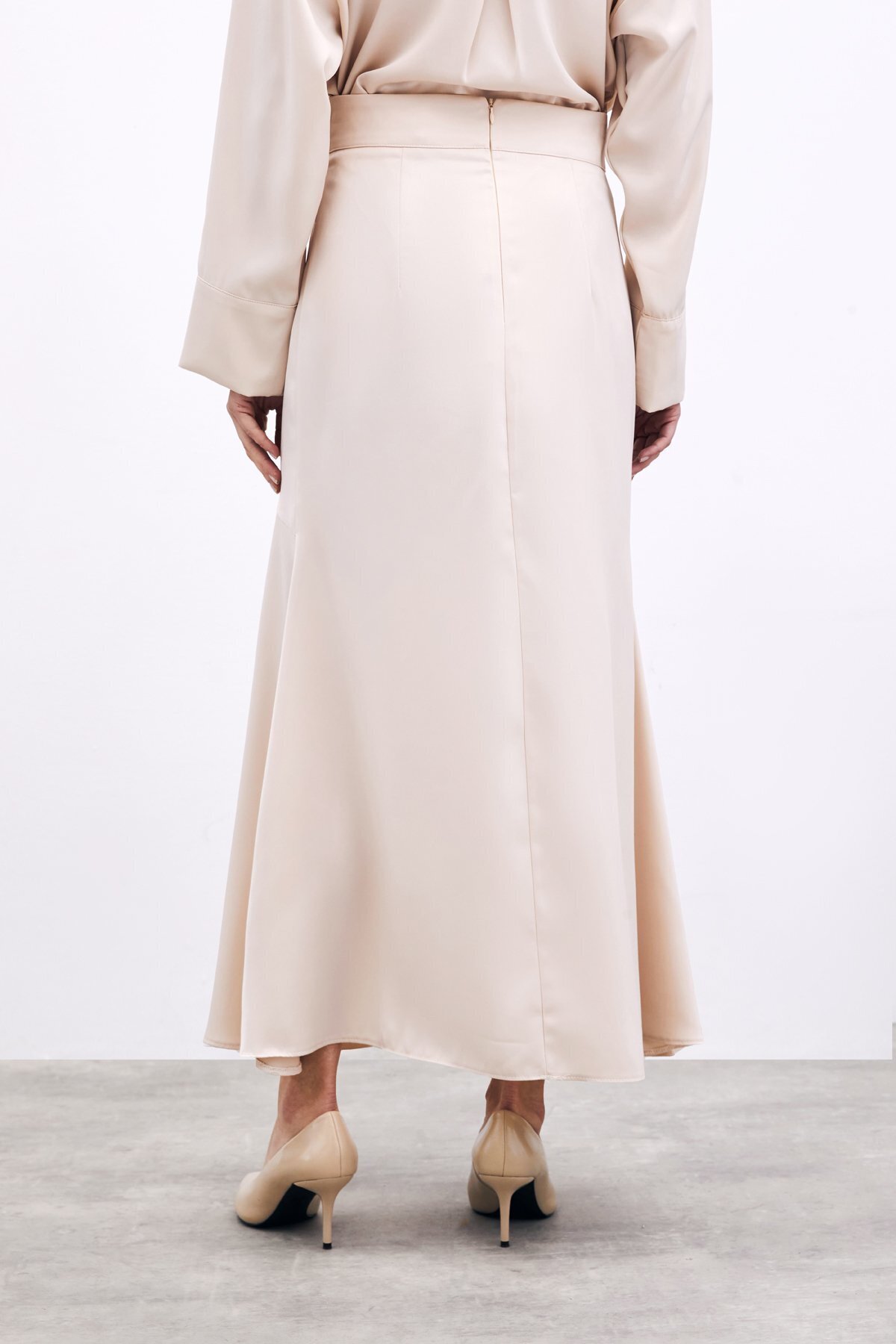 Sateen-Fusta din satin cu decupaj bej 5