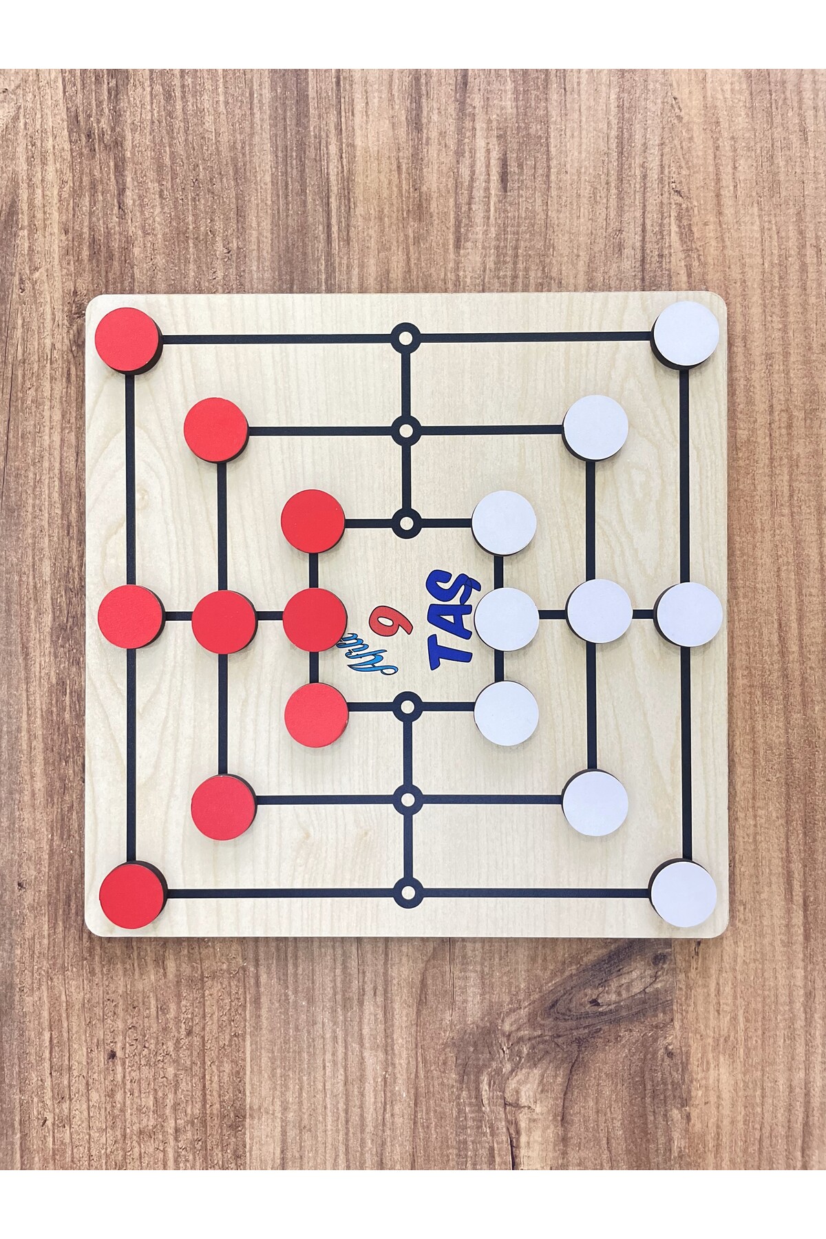 دو بازی در یک میز چوبی؛ بازی‌های ۹ سنگ و تاکتیکس