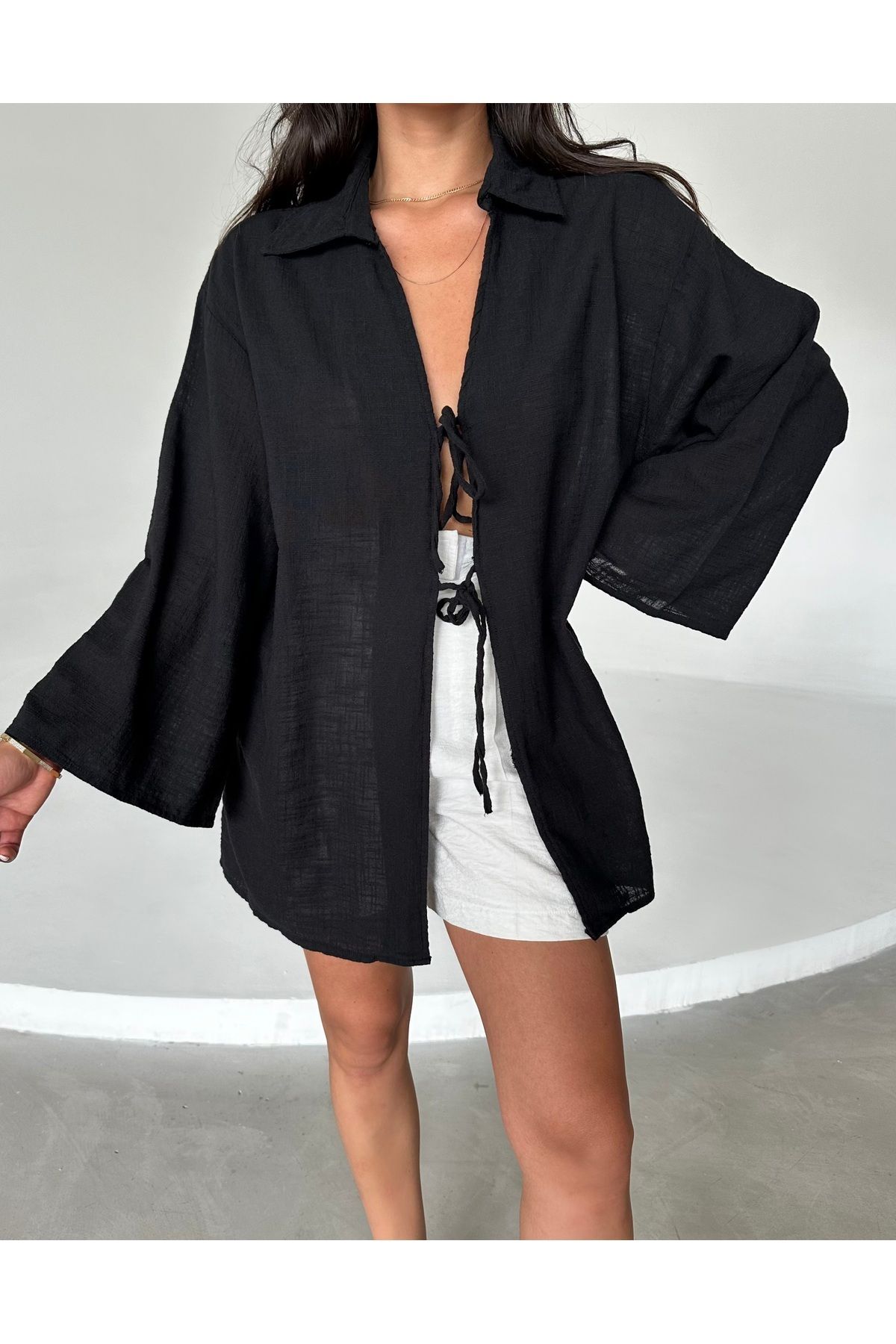 Laluvia-Schwarze Kimono-Bluse aus 100 % Leinen mit Spitzendetail 6