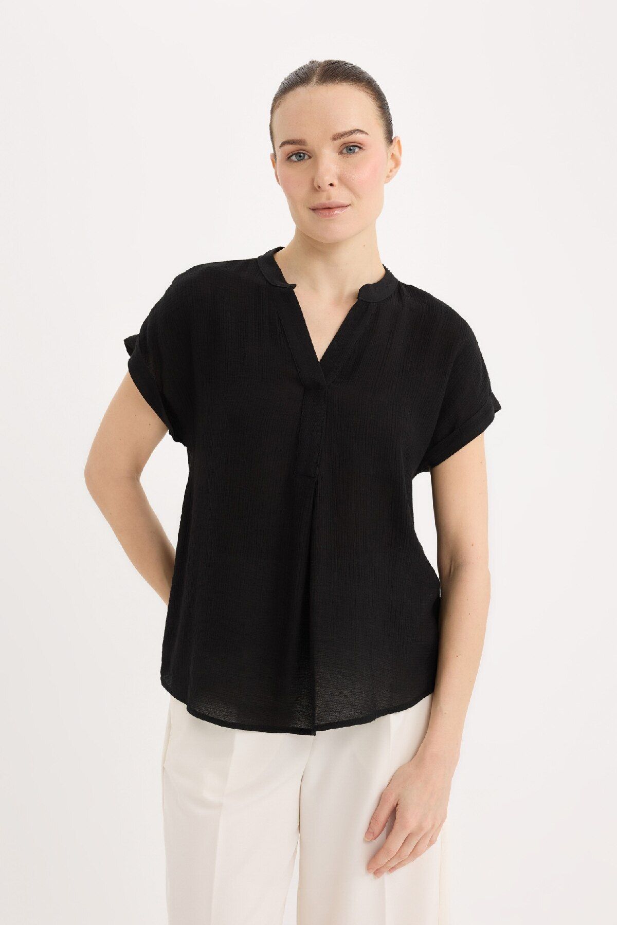 DeFacto-Regular Fit Claw Collar Basic Halenka s pevným krátkým rukávem E6288AX25SP 3