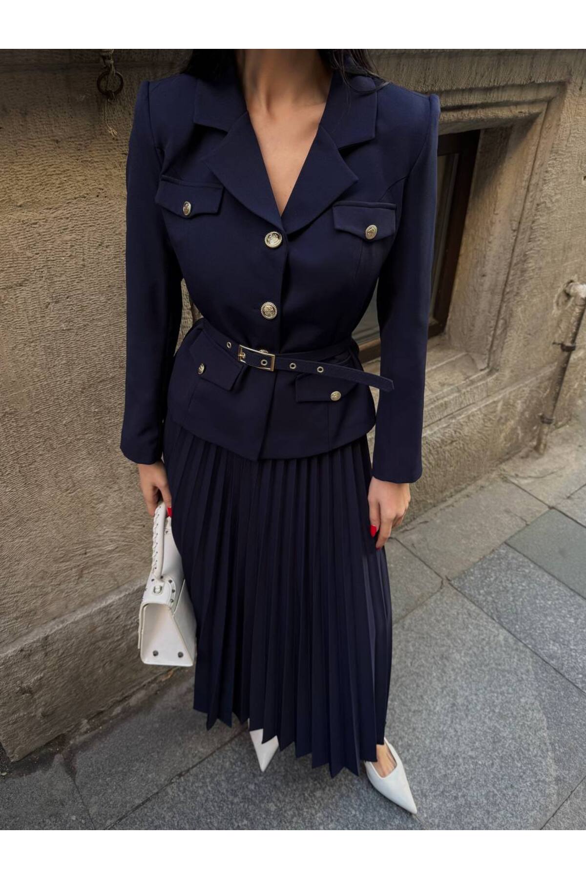 Elizabeth Gold Belted-Button Blazer and Pleated Skirt Set - Görsel 3