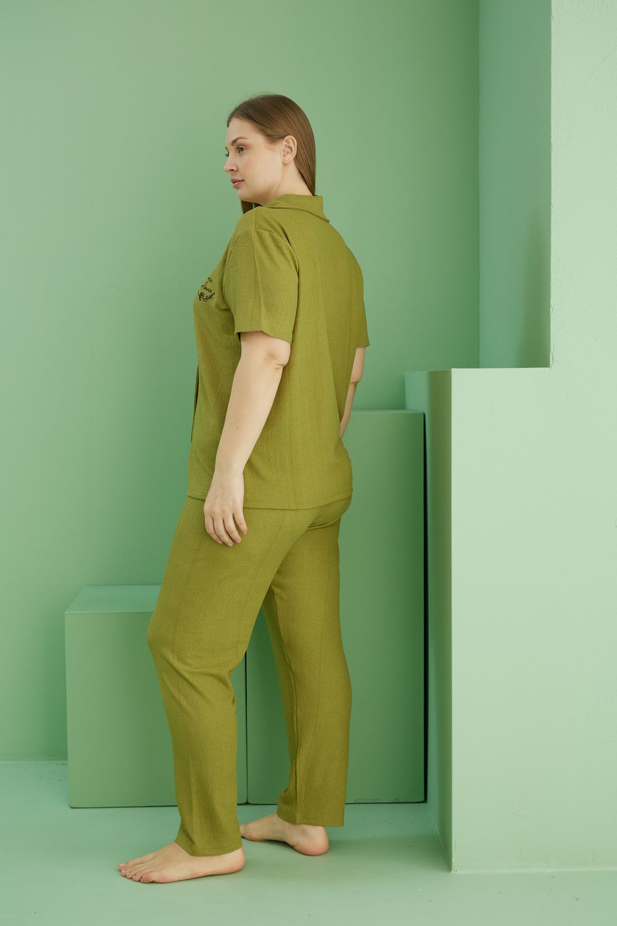 Siyah İnci-Green Wrinkled Crinkle Fabric Curve Large Size Oversize Buttoned Pajama Suit25118733 3