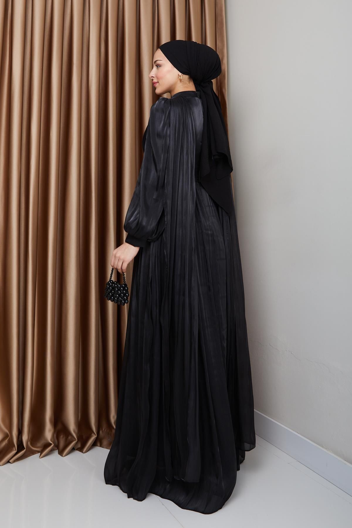 Olcay-Nr. 1237 Yorgo Hijab-Abendkleid aus Seide mit schwarzem Gürtel und Cape-Details 7