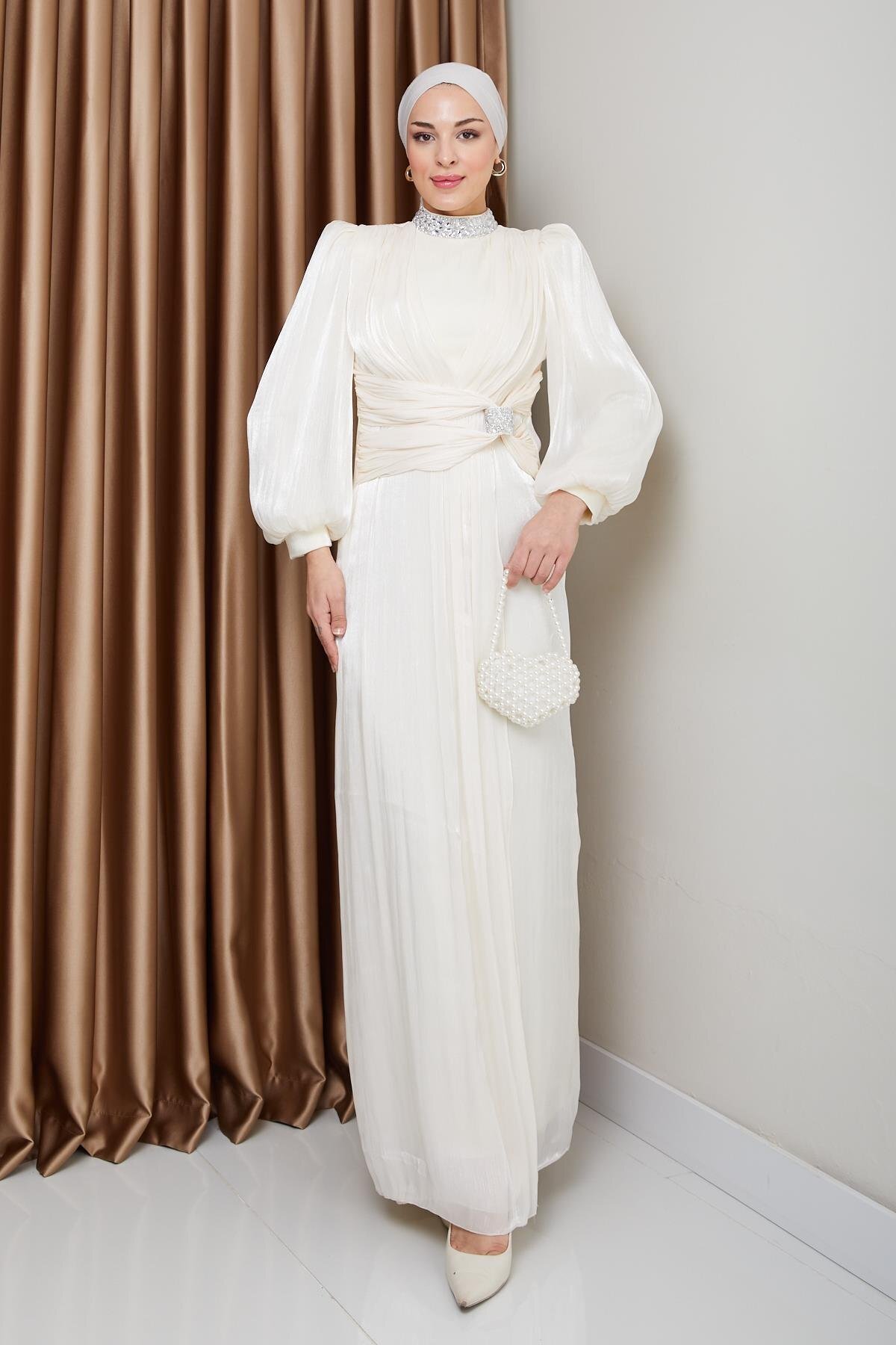 Olcay-Yoryo-Hijab-Abendkleid aus Seide mit Schleife und Steindekoration am Ausschnitt ECRU 1236 1