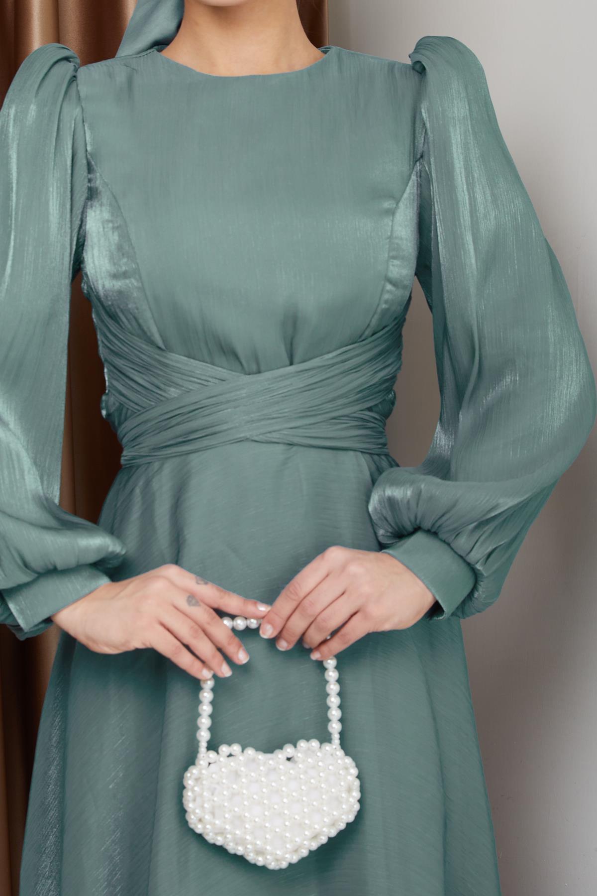 Olcay-Grünes Hijab-Abendkleid aus Seide mit gekreuzten Gürteln Yoryo 1238 5