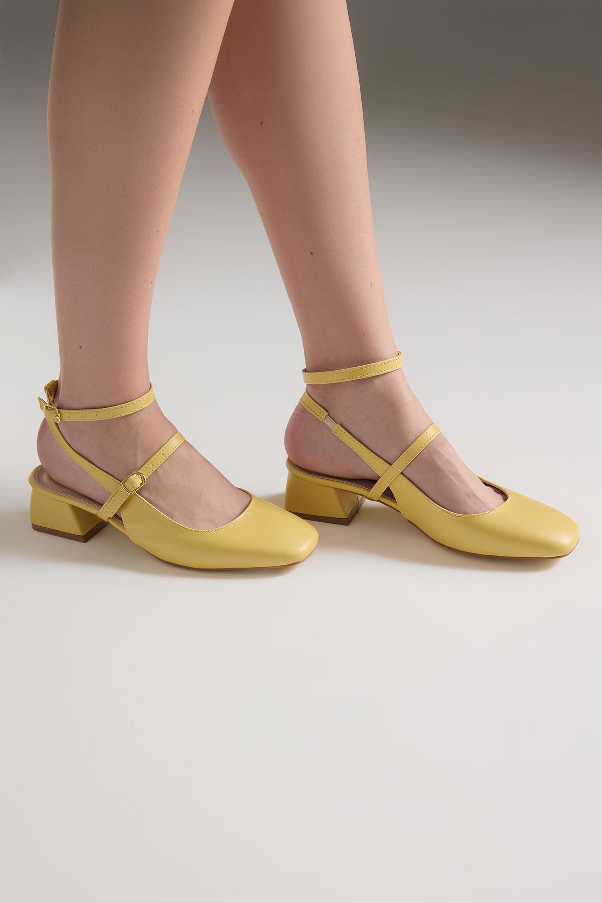 TRENDYOL SHOES-Gelbe Mary Jane-Schuhe mit quadratischem Zehenriemen und Absatz für Damen TAKSS24TO00009 1