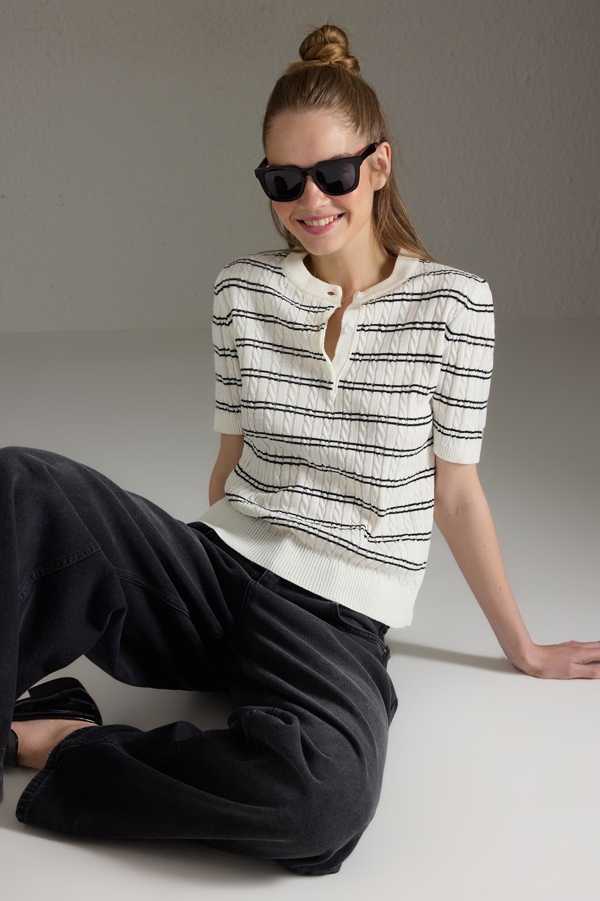 Trendyol Collection-Bluză ecru cu mânecă scurtă în dungi TWOSS25BZ00534 2