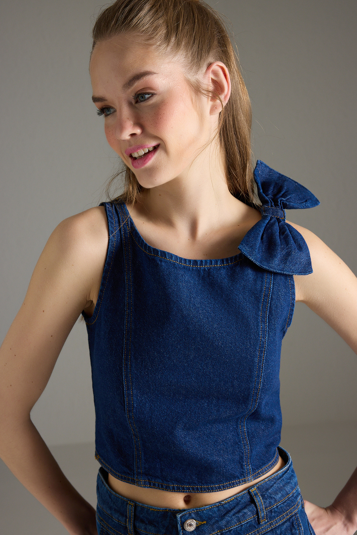 Trendyol Collection Ciemnoniebieska, krótka bluzka z dżinsu ze wstążką/kokard...