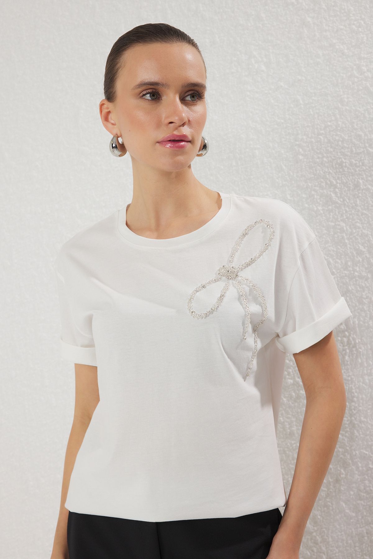 Trendyol Collection Ecru Bow Stone Detailní Regular/Regular Fit Pletená halenka TWOSS25BZ00415