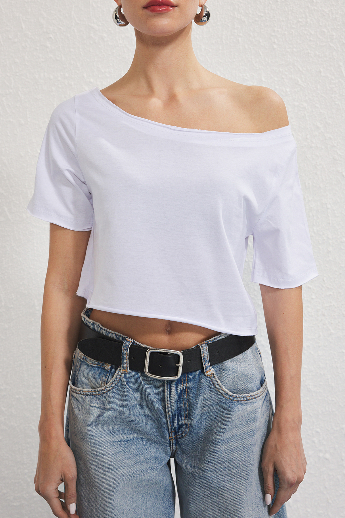 Trendyolmilla  Siyah-Beyaz 2'li Paket %100 Pamuk Asimetrik Kayık Yaka Crop Örme T-Shirt TWOSS25TS00194 - Görsel 3