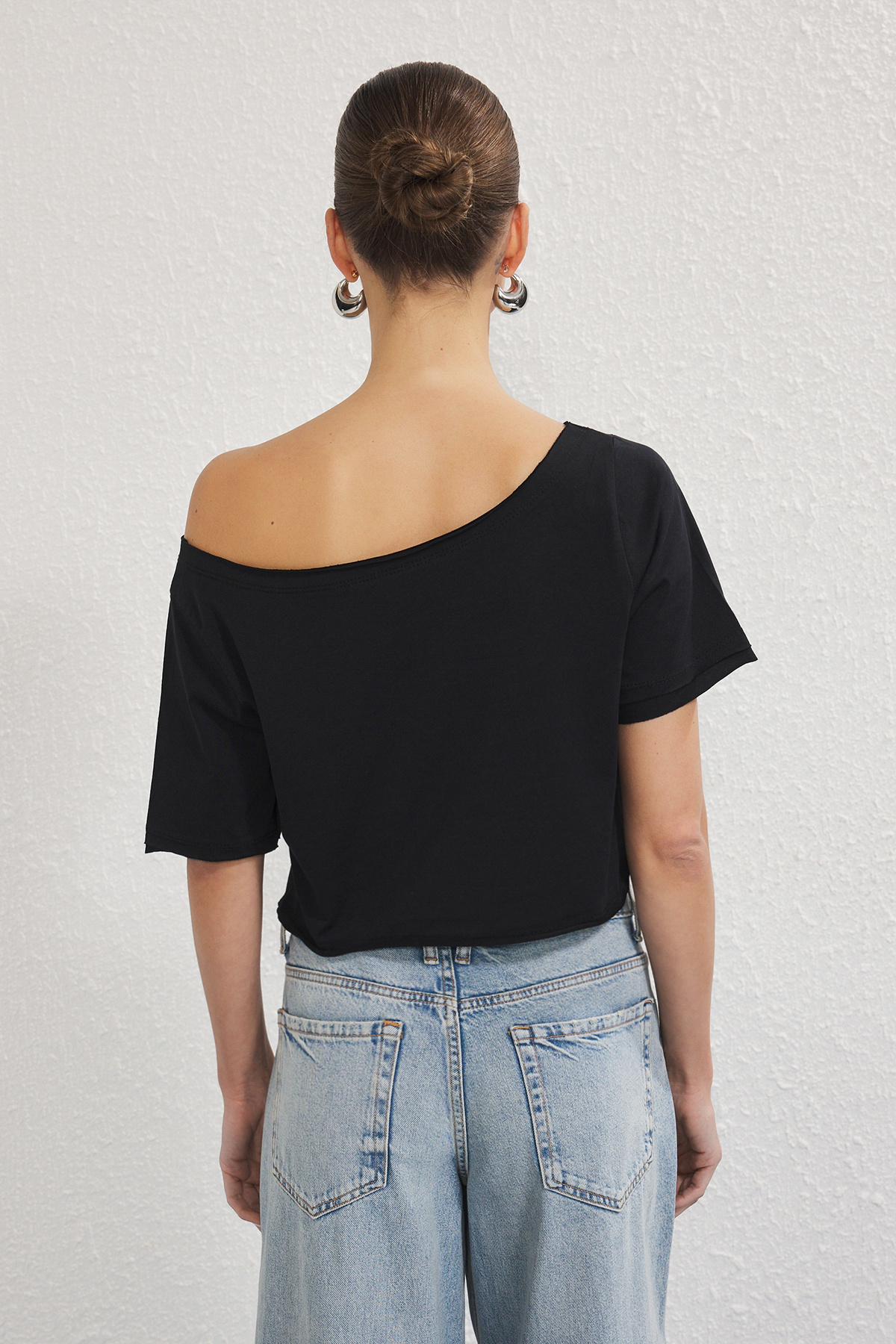 Trendyolmilla  Siyah-Beyaz 2'li Paket %100 Pamuk Asimetrik Kayık Yaka Crop Örme T-Shirt TWOSS25TS00194 - Görsel 6