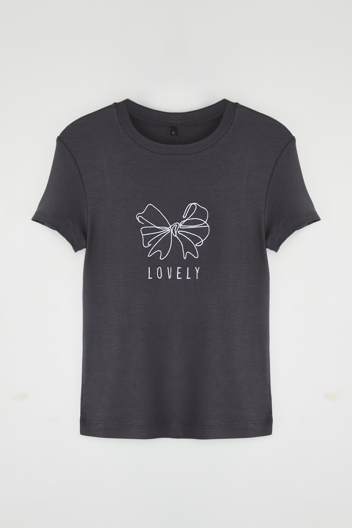 Trendyolmilla  Antrasit Kurdele Baskılı Fitted/Vücuda Oturan Fitilli Esnek Örme T-Shirt TWOSS24TS00231 - Görsel 9