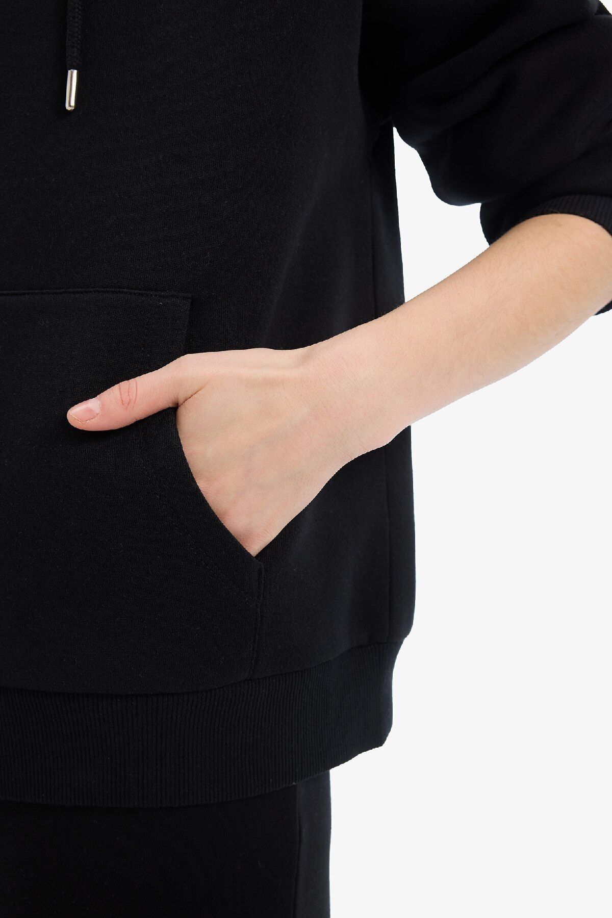 DeFacto-Schwarzes „Zurück zur Schule“-Relax-Fit-Kapuzenpullover, dickes Basic-Sweatshirt mit gerader Tasche und Reißverschluss, D8717ax24wn 6