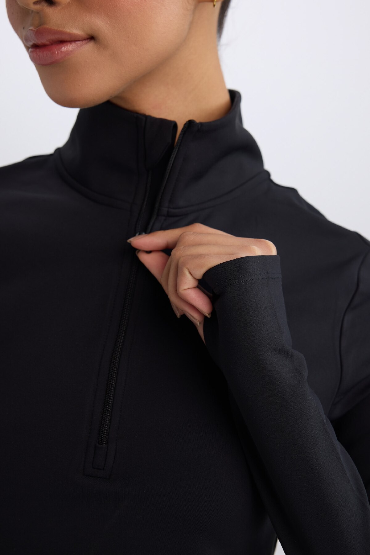DeFacto Slim Fit Dar Kesim Fermuarlı Dik Yaka Sporcu Uzun Kollu Tişört W0343AZ25AU görsel 5