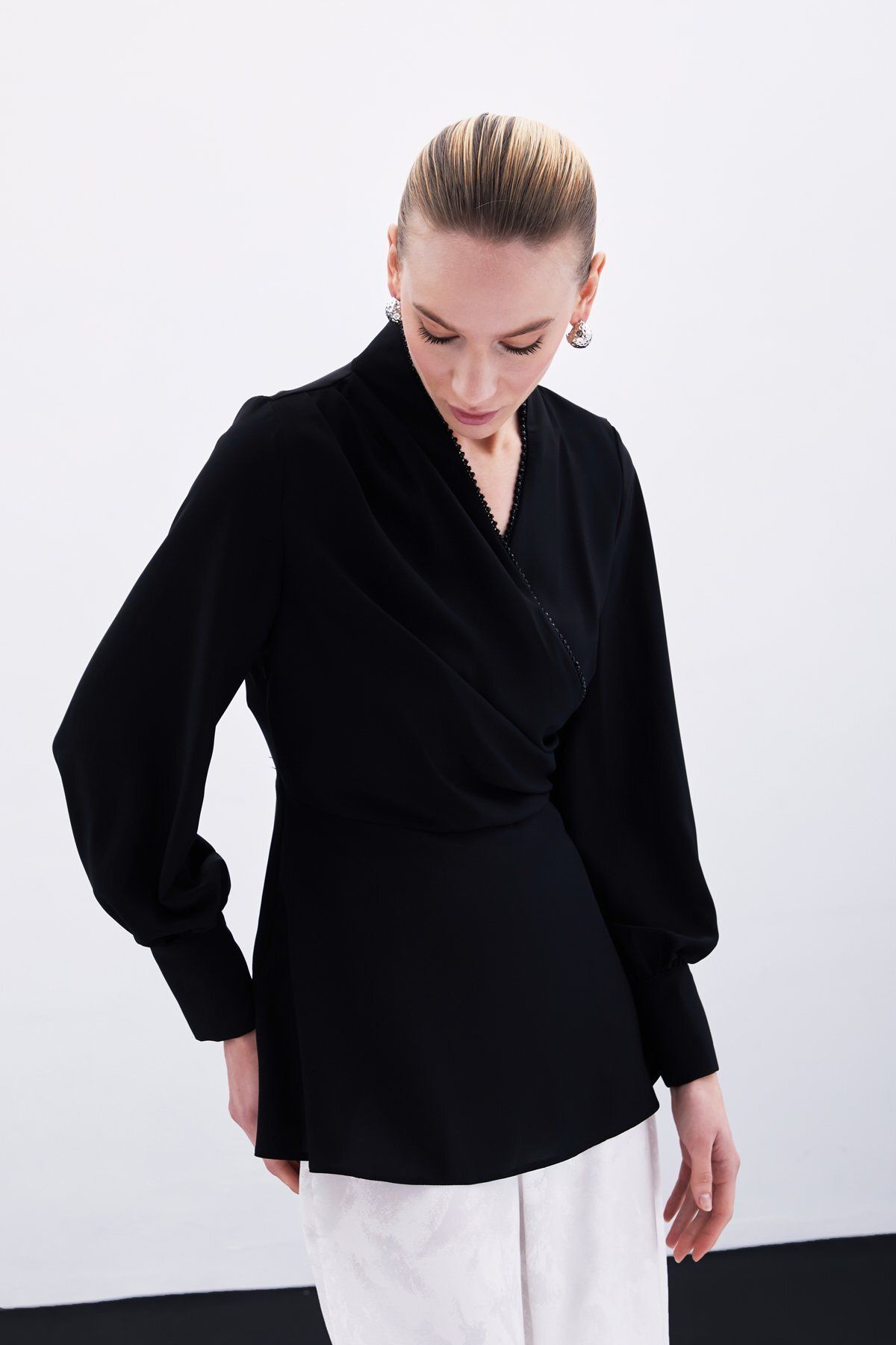 Sateen-Beaded Collar Double Breasted Blouse - Black Model No: Gx9688 4
