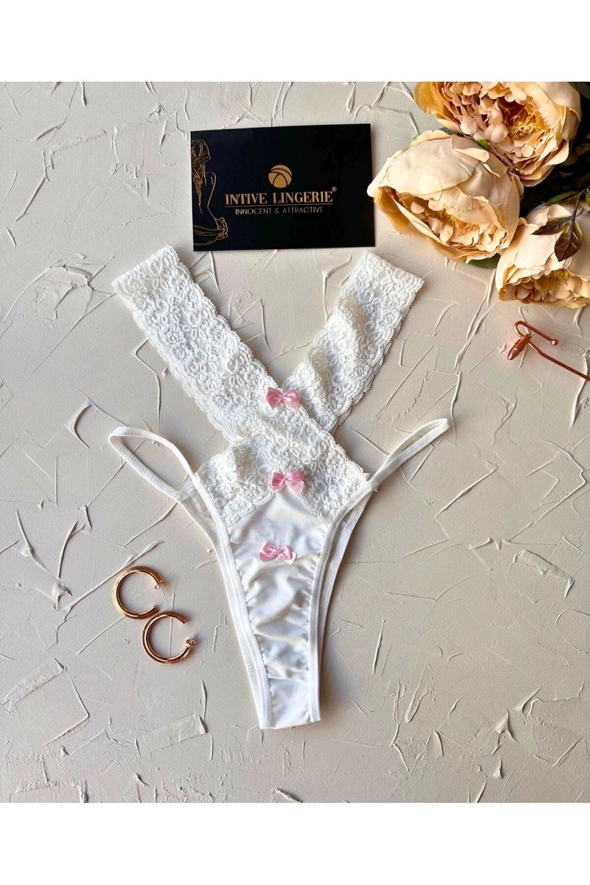 İntive Lingerie-Tanga albă cu talie înaltă din dantelă și panglică roz cu detaliu decupat pe laterale 3