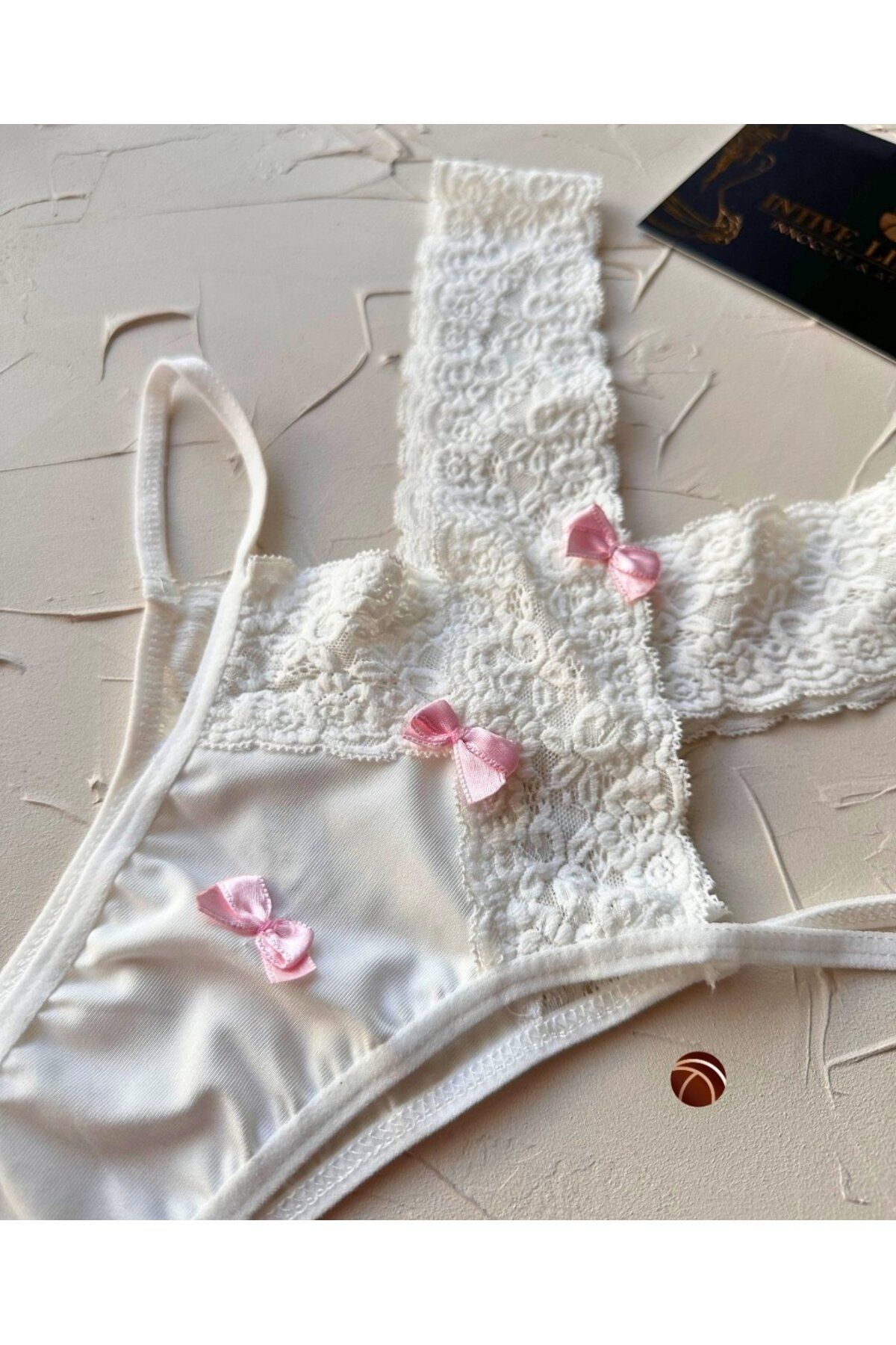 İntive Lingerie-Tanga albă cu talie înaltă din dantelă și panglică roz cu detaliu decupat pe laterale 4