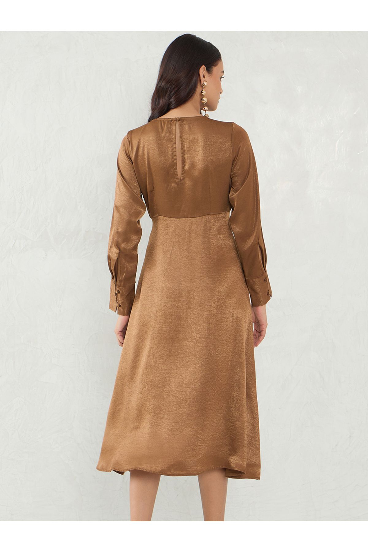Femmella By Styli-Solid Keyhole Neck Satin A-Line Midi Dress 5