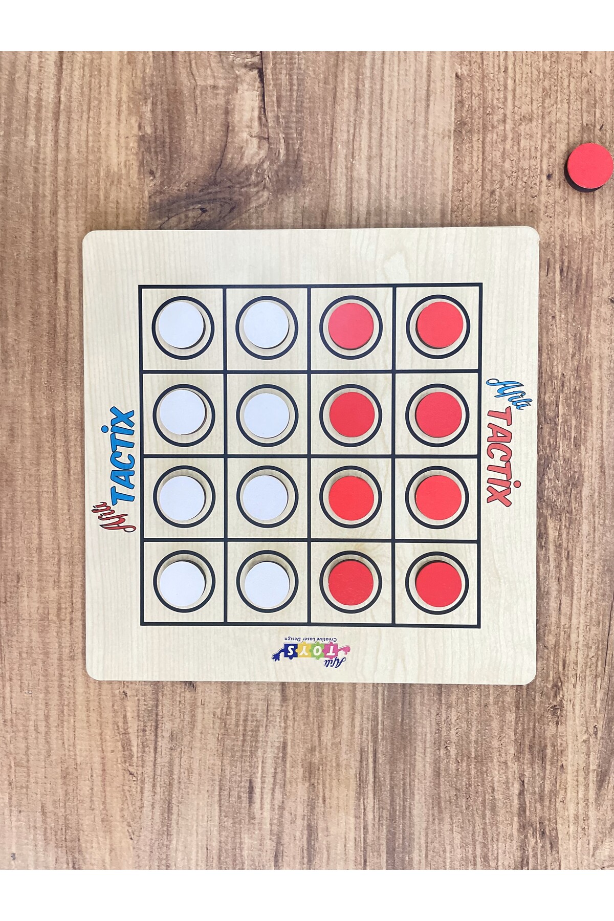 دو بازی در یک میز چوبی؛ بازی‌های ۹ سنگ و تاکتیکس