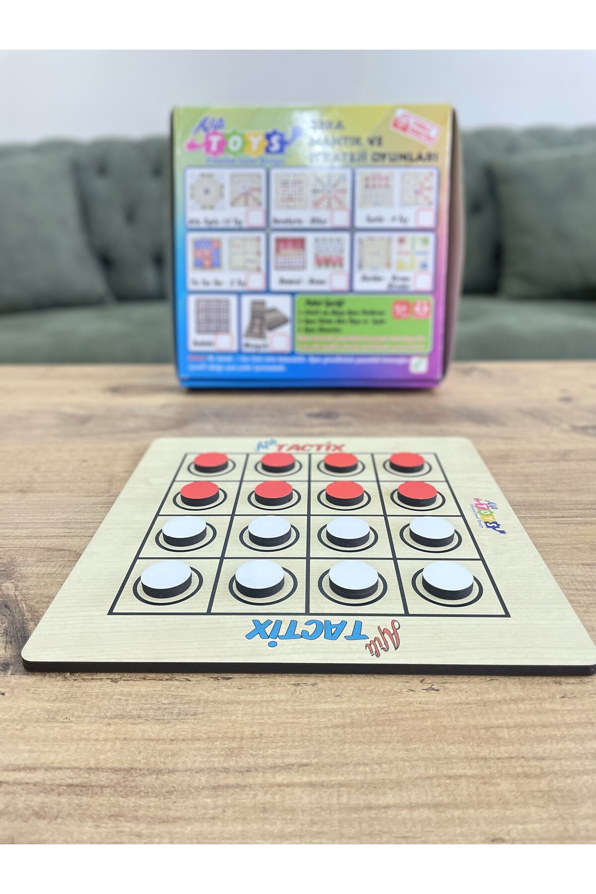 دو بازی در یک میز چوبی؛ بازی‌های ۹ سنگ و تاکتیکس