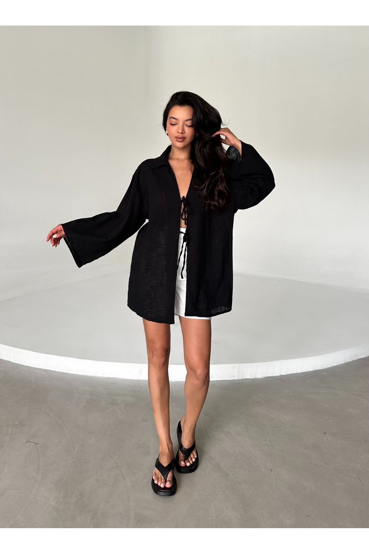 Laluvia-Schwarze Kimono-Bluse aus 100 % Leinen mit Spitzendetail 4