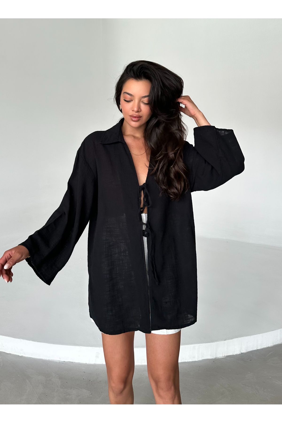 Laluvia-Schwarze Kimono-Bluse aus 100 % Leinen mit Spitzendetail 3