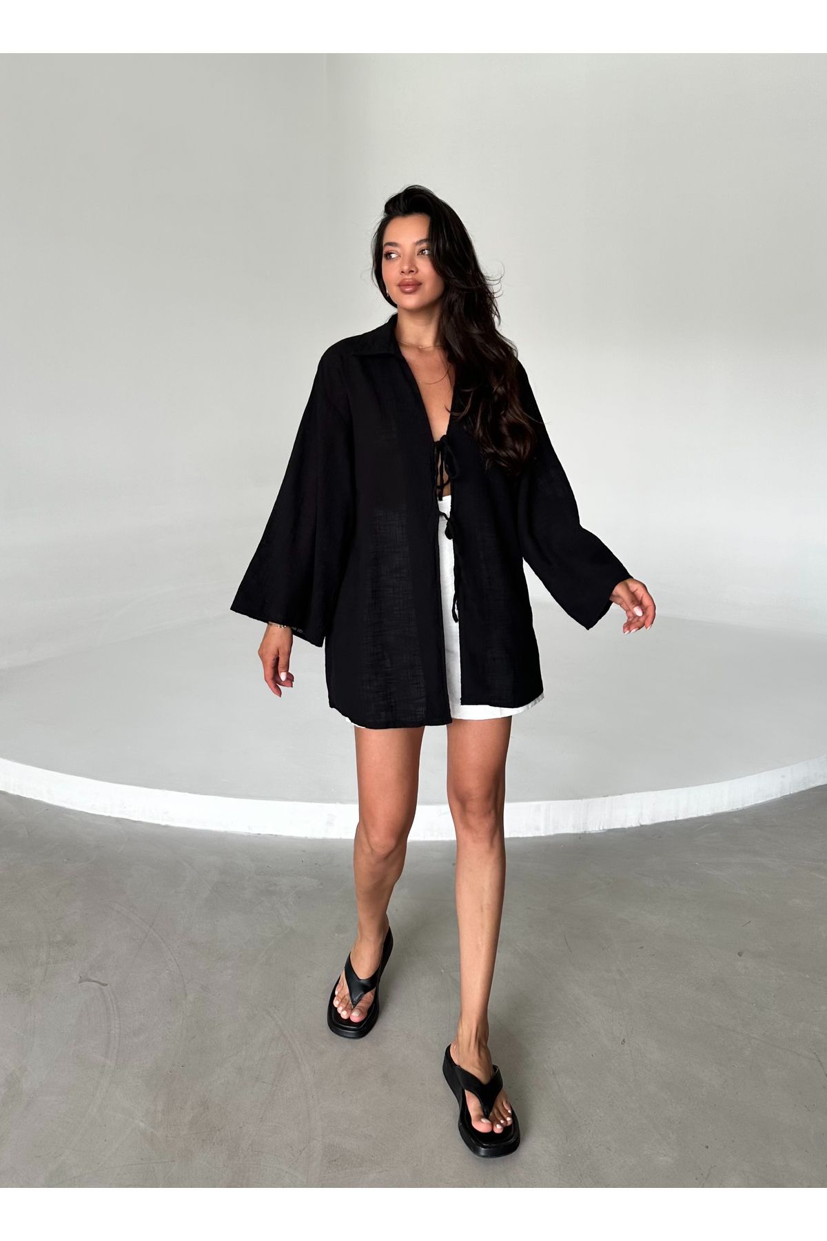 Laluvia-Schwarze Kimono-Bluse aus 100 % Leinen mit Spitzendetail 5