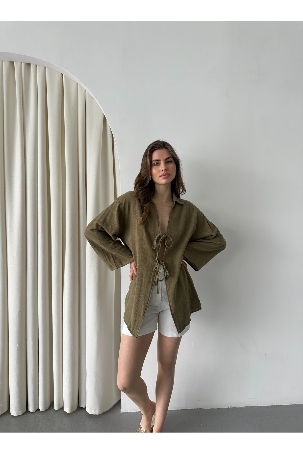 Laluvia-Olivgrüne Kimonobluse aus 100 % Leinen mit Spitzendetail – 5218 5