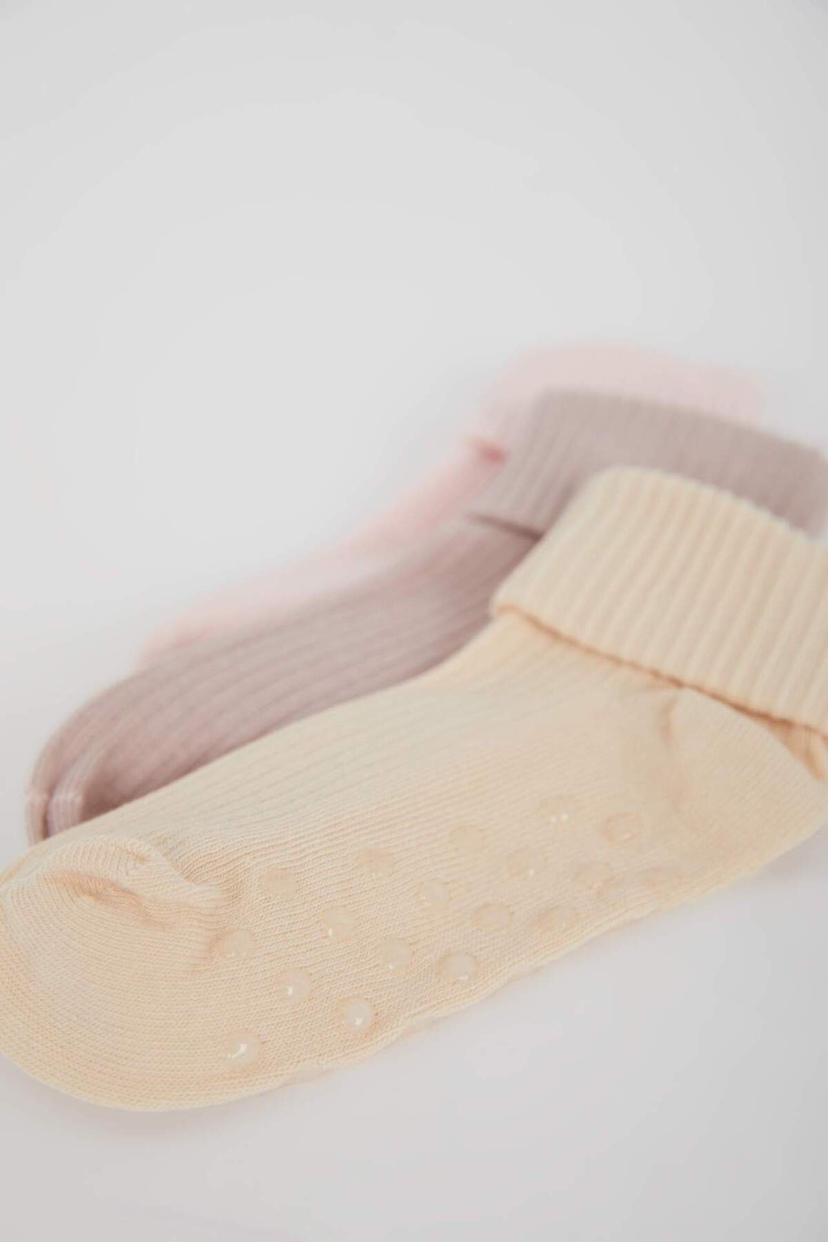 DeFacto-3-teilige lange Baumwollsocken für Babys mit rutschfester Sohle E4645a5ns 3