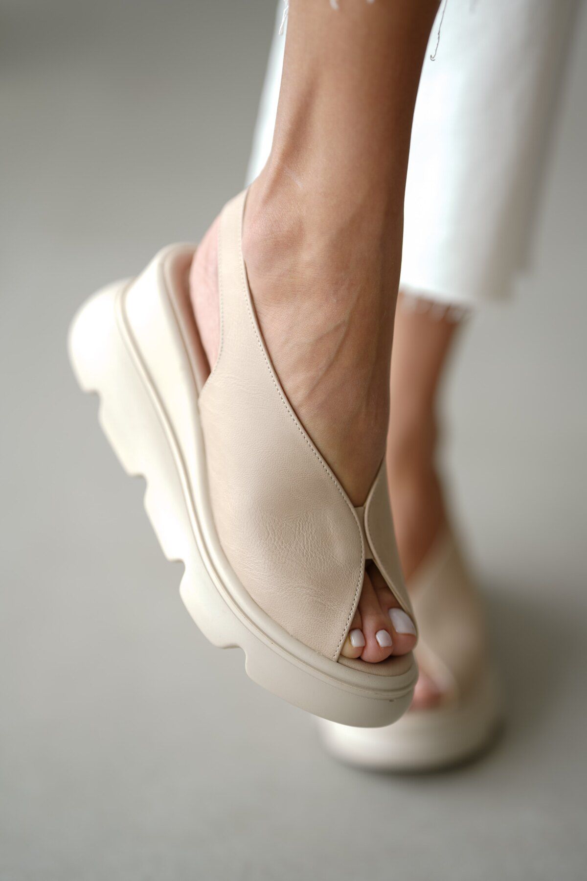 selinshoes-Elvina Thick Heeled Front and Back Open Elastic Sandals - Beige 2
