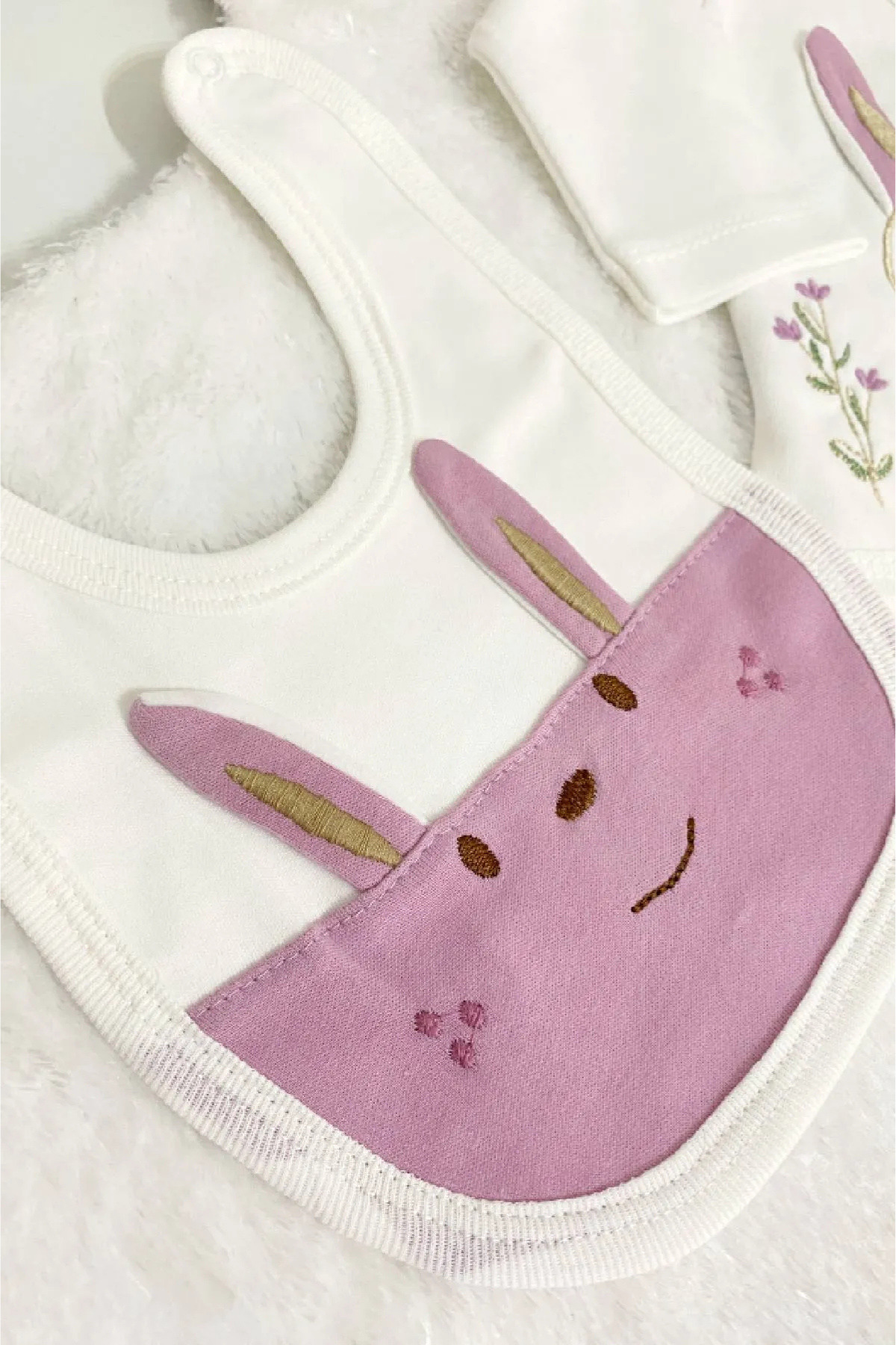 Hilda Bebe Sevimli Tavşan Nakışlı Kız Yenidoğan Hastane Çıkışı 5'li Kutulu Zıbın Seti fotoğrafı 2 (önizleme)