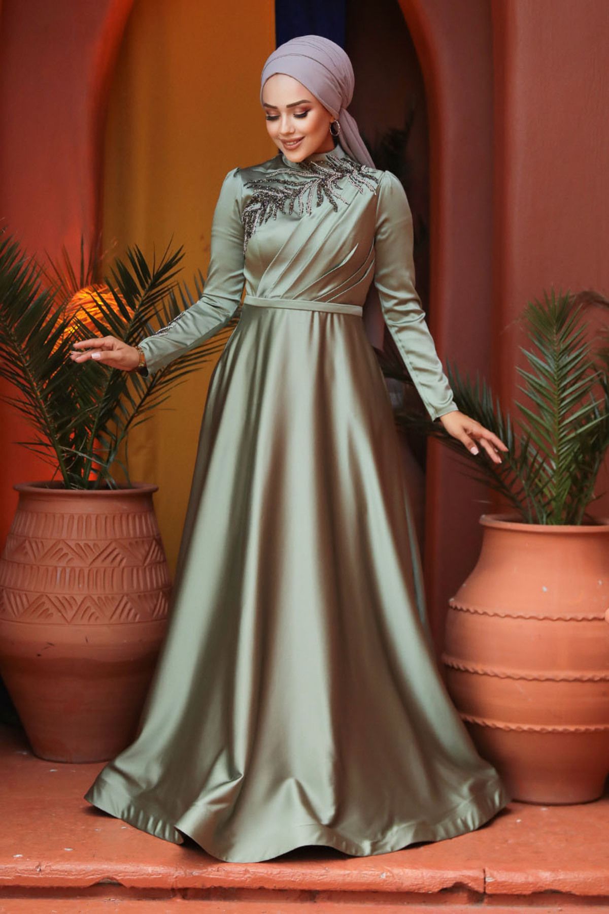 Neva Style-Rochie de seara hijab din satin verde brodata cu margele 22401cy 2