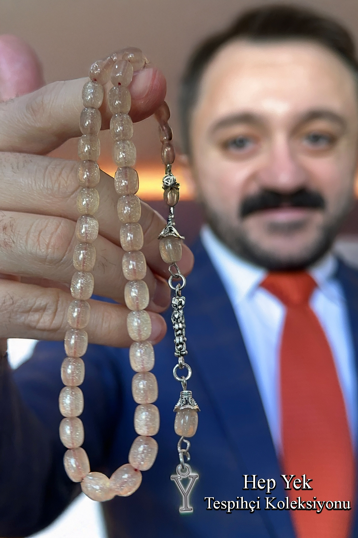 Hep Yek Tespihçi Serisi Çektikçe Kırmızı Renk Olan Simli Beyaz Kanayan Bağa Tespih ve Harfli Püskül