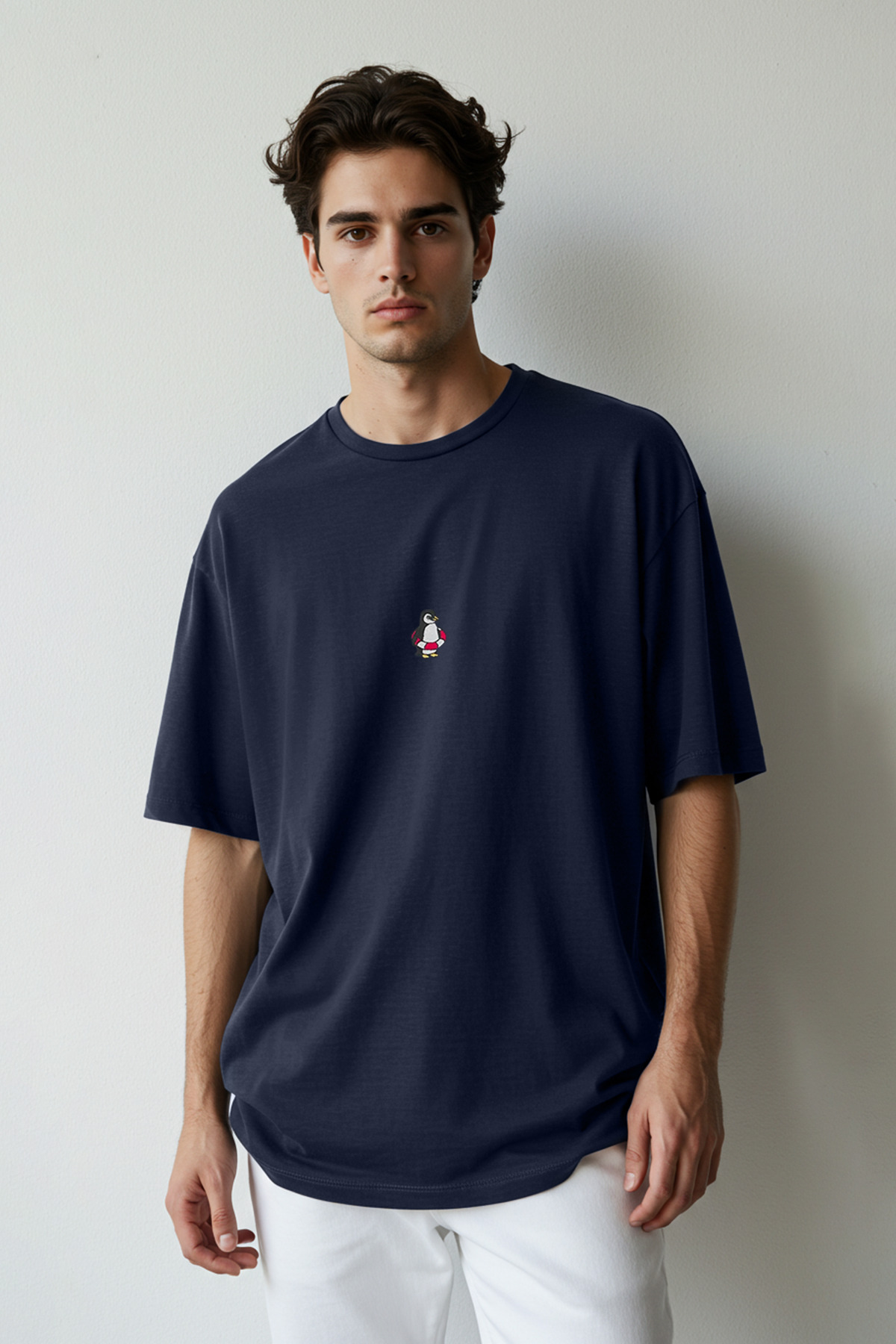 Trendyolmilla  Lacivert Oversize/Geniş Kesim Penguen Nakışlı %100 Pamuklu T-Shirt TMNSS23TS00243