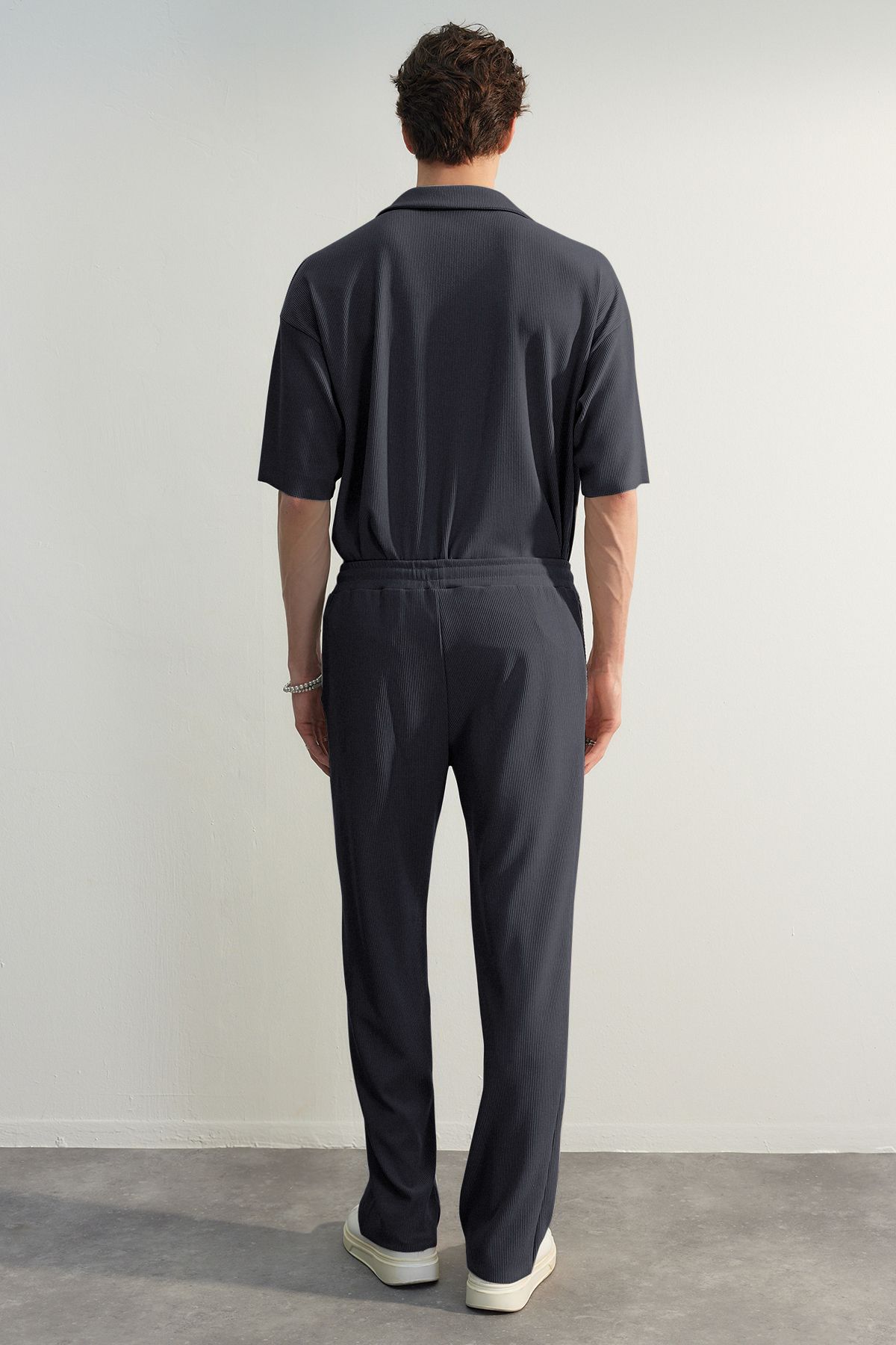 Trendyol Collection-OTToman SmoKed Oversize T-Shirt mit Polokragen - Knitterfreie Textur TMNSS23po00020 4
