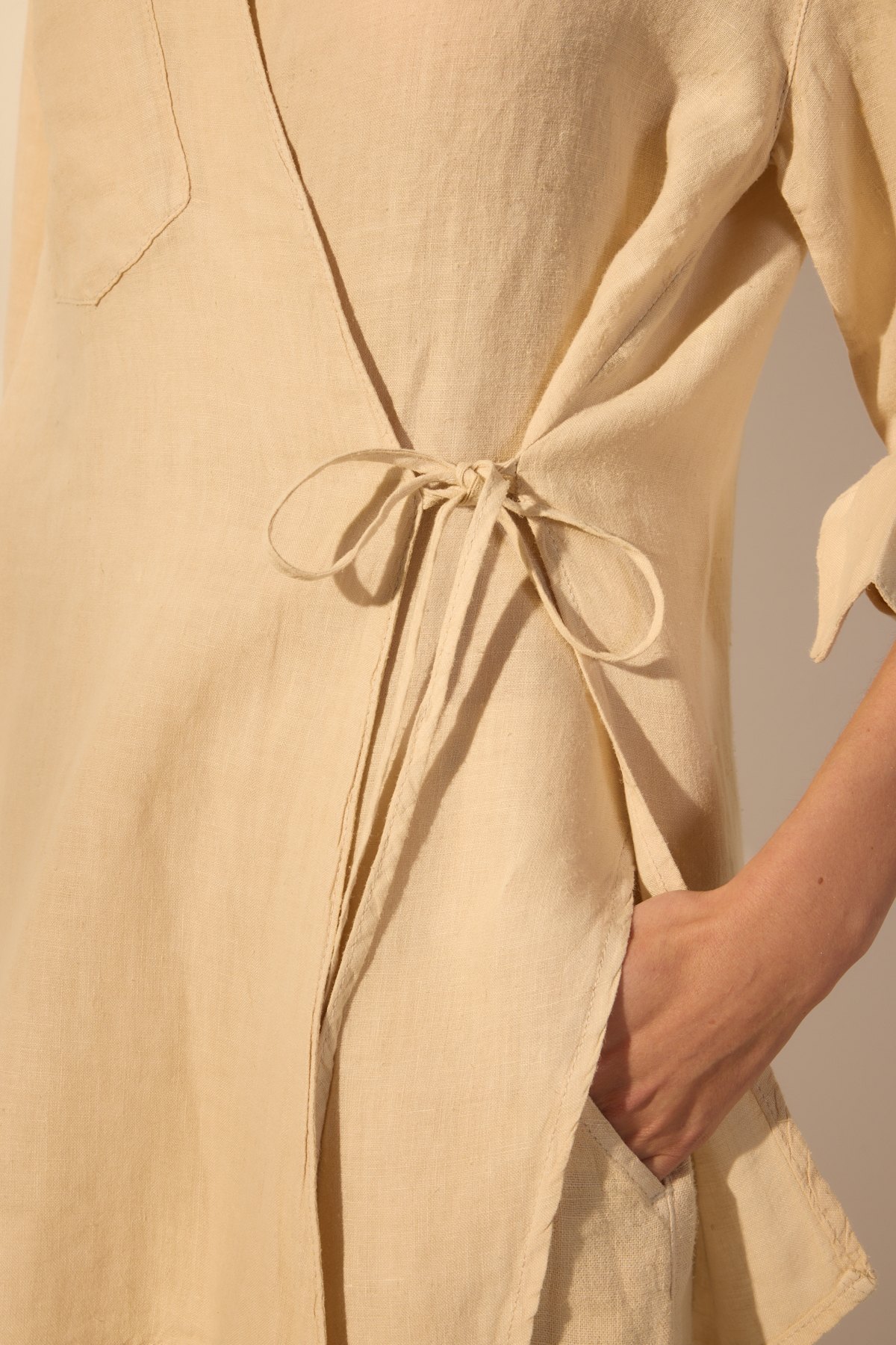 Trendyolmilla  Bej %100 Keten Kruvaze Bağlama Detaylı Gömlek TWOSS25GO00129 - Görsel 3