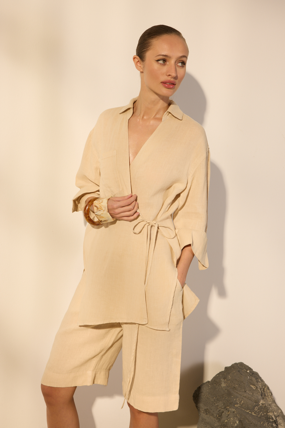 Trendyolmilla  Bej %100 Keten Kruvaze Bağlama Detaylı Gömlek TWOSS25GO00129 - Görsel 2