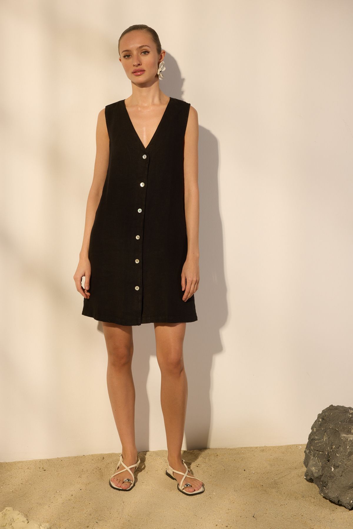 Trendyol Collection Czarna 100% Lniana Sukienka Mini Z Ozdobnymi Guzikami Kobieta - 36