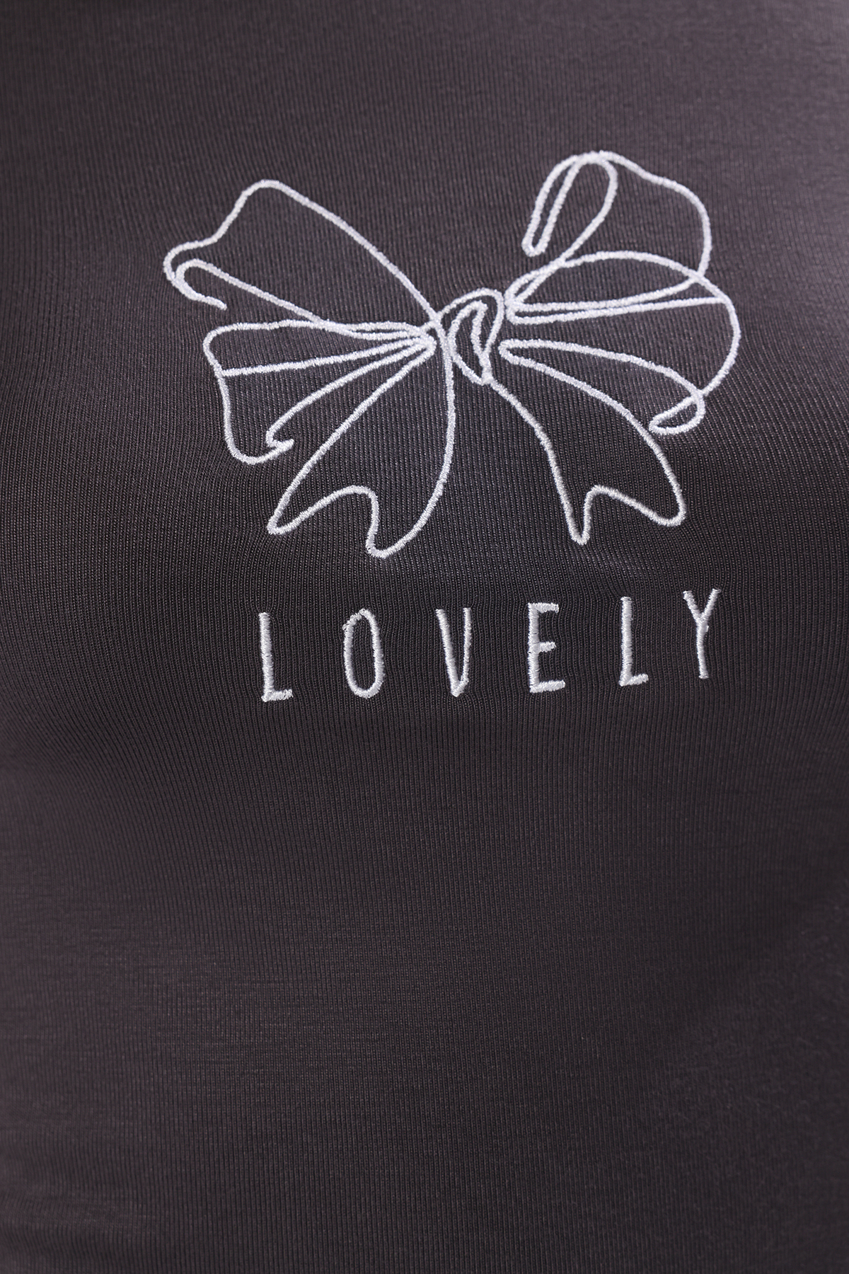 Trendyolmilla  Antrasit Kurdele Baskılı Fitted/Vücuda Oturan Fitilli Esnek Örme T-Shirt TWOSS24TS00231 - Görsel 3