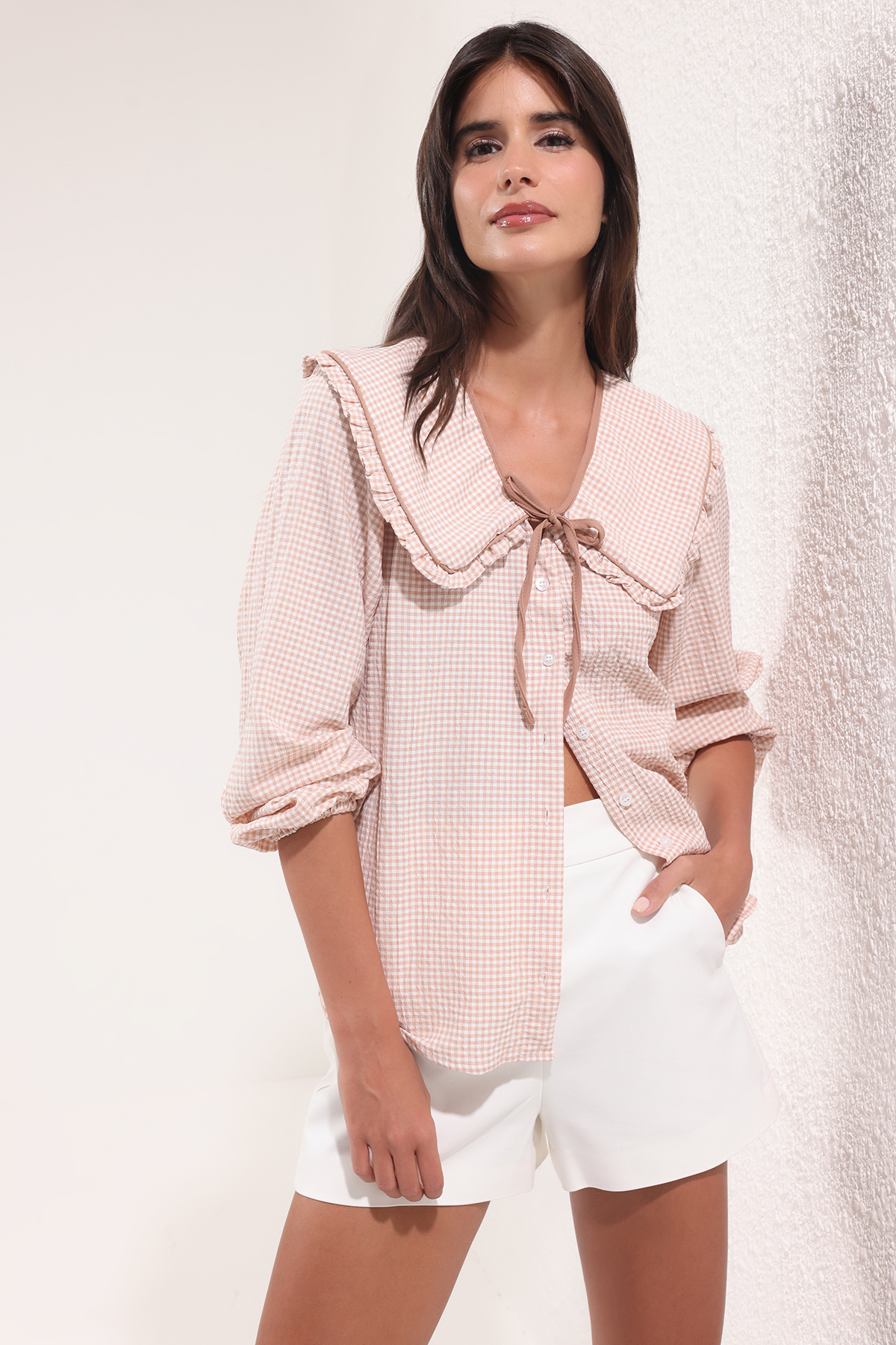 Trendyol Collection Beigefarbenes Seersucker-Hemd mit Gingham-Babykragen, gew...